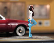 Load image into Gallery viewer, 1:64 Painted Figure Model Miniature Resin Diorama Sand Beauty Standing Lady Toy Collection