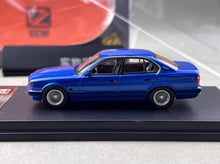 Load image into Gallery viewer, DCM 1:64 Blue E34 5-Series Sedan Classic Sports Model Diecast Metal Car New Collection