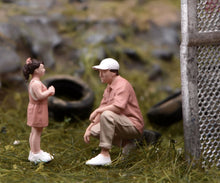 Load image into Gallery viewer, 1:64 Painted Figure Model Miniature Resin Sand Diorama Father and Daughter Set