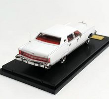 Load image into Gallery viewer, Sunstar 1:64 White 1979 Continental Town Classic Model Diecast Metal Car New Collection