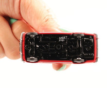 Load image into Gallery viewer, Perka 1:64 Red 1970 LADA 2101 Classic Vintage Model Diecast Metal Car New Collection
