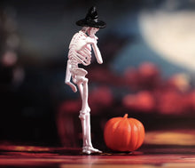 Load image into Gallery viewer, 1:64 Painted Figure Model Miniature Resin Diorama Toy Sand White Skull Hat