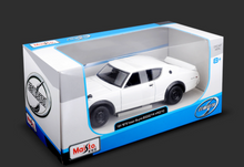 Load image into Gallery viewer, Maisto 1:24 JDM White 1973 2000 Sport Model Toy Diecast Metal Car
