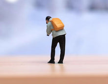 Load image into Gallery viewer, 1:24 Painted Figure Model Miniature Resin Diorama Sand Camera Man Photographer A