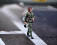 Load image into Gallery viewer, 1:24 Painted Figure Model Miniature Resin Diorama Sand Woman Pilot Captain