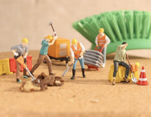Load image into Gallery viewer, 1:64 Painted Figure Mini Model Miniature Resin Diorama Sand Road Repair Workers Collection