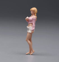 Load image into Gallery viewer, 1:24 Painted Figure Model Miniature Resin Diorama Sand Pretty Blond Girl