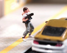 Load image into Gallery viewer, 1:64 Painted Figure Model Miniature Resin Diorama Sand Shooter Man With Kid Toy