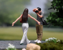 Load image into Gallery viewer, 1:24 Painted Figure Model Miniature Resin Diorama Sand Taking Photo Couple Set