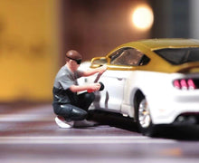 Load image into Gallery viewer, 1:64 Painted Figure Model Miniature Resin Diorama Sand Car Polishing Worker Man Collection