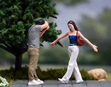 Load image into Gallery viewer, 1:24 Painted Figure Model Miniature Resin Diorama Sand Taking Photo Couple Set