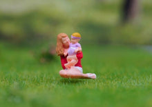 Load image into Gallery viewer, 1:64 Painted Figure Model Miniature Resin Diorama Outdoor Picnic Camping Reading Collection