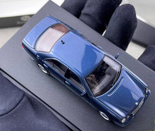 Load image into Gallery viewer, Maxwell 1:64 Blue E320 W210 Classic Sedan Sports Model Diecast Metal Car New Collection