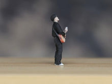 Load image into Gallery viewer, 1:64 Painted Figure Model Miniature Resin Diorama Sand Man Boy With Guitar Sing