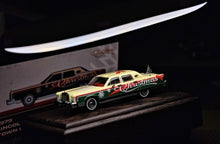 Load image into Gallery viewer, Sunstar 1:64 Christmas 1979 Lincoln Continental Town Model Diecast Metal Car