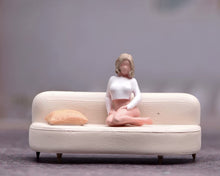 Load image into Gallery viewer, 1:64 Painted Figure Model Miniature Resin Sand Kneeling Beauty Woman Girl Blond