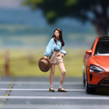 Load image into Gallery viewer, 1:24 Painted Figure Model Miniature Resin Diorama Sand Brown Hair Girl Hat