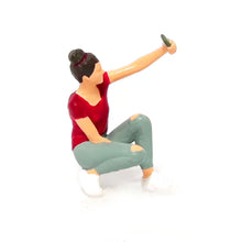 Load image into Gallery viewer, 1:64 Painted Figure Mini Model Miniature Resin Diorama Selfie Selfportial Set A