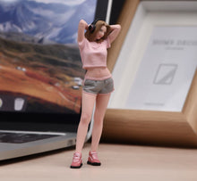 Load image into Gallery viewer, 1:24 Painted Figure Model Miniature Resin Diorama Headset Girl Casual Sporty