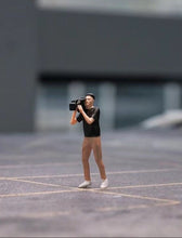 Load image into Gallery viewer, 1:64 Painted Figure Mini Model Miniature Resin Diorama Reporter Video Journalist