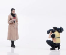 Load image into Gallery viewer, 1:64 Painted Figure Model Miniature Resin Diorama street interview Host Camera B