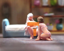 Load image into Gallery viewer, 1:64 Painted Figure Model Miniature Resin Diorama Sand Sexy Girl Lady Squat Knee