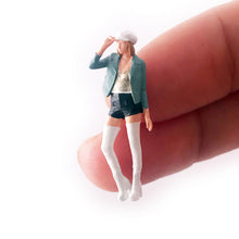 Load image into Gallery viewer, 1:64 Painted Figure Mini Model Miniature Resin Diorama Street Shooting Model