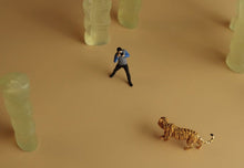 Load image into Gallery viewer, 1:64 Painted Figure Model Miniature Resin Diorama Sand Wild Photographer Tiger