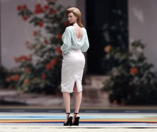 Load image into Gallery viewer, 1:24 Painted Figure Model Miniature Resin Diorama Charming Woman Lady Elegant
