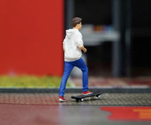 Load image into Gallery viewer, 1:64 Painted Figure Model Miniature Resin Diorama Sand Skater Skateboarding Toy New Collection
