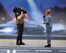Load image into Gallery viewer, 1:64 Painted Figure Model Miniature Resin Diorama Toy Journalist Interview Set