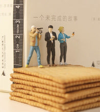 Load image into Gallery viewer, 1:64 Painted Figure Model Miniature Resin Diorama Interview Scenario Reporter