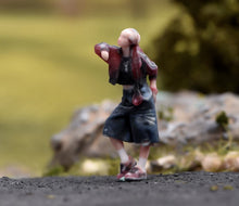 Load image into Gallery viewer, 1:64 Painted Figure Model Miniature Resin Sand Hip Hip Style Couple Man Girl