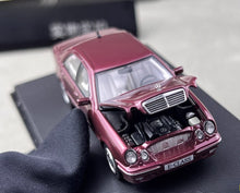 Load image into Gallery viewer, Maxwell 1:64 Wine Red E320 W210 Classic Sedan Sports Model Diecast Metal Car