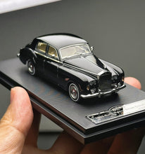 Load image into Gallery viewer, GFCC 1:64 Black 1955 Silver Cloud I Classic Vintage Model Diecast Metal Car