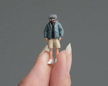 Load image into Gallery viewer, 1:64 Painted Figure Model Miniature Resin Diorama Sand Robot Man Boy Stand Toy