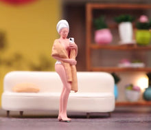 Load image into Gallery viewer, 1:64 Painted Figure Model Miniature Resin Diorama Sand Girl Lady Pretty Modern