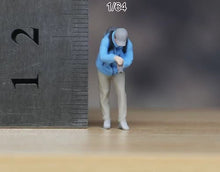 Load image into Gallery viewer, 1:64 Painted Figure Model Miniature Resin Diorama Sand Photographer Man Camera