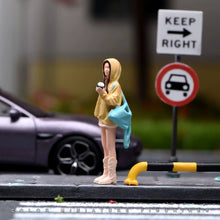 Load image into Gallery viewer, 1:24 Painted Figure Model Miniature Resin Diorama Sand Pretty Girl Yellow Hoodie