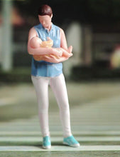 Load image into Gallery viewer, 1:64 Painted Figure Model Miniature Resin Diorama Sand Mother Holding a Child New