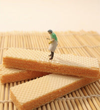 Load image into Gallery viewer, 1:64 Painted Figure Model Miniature Resin Diorama Sand BBQ Outdoor Picnic Party