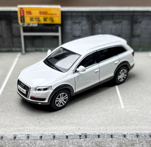 Load image into Gallery viewer, Masdi 1:64 2008 White Q7 FSI Quattro SUV Sports Model Diecast Metal Car BN