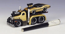 Load image into Gallery viewer, Maisto 1:64 1953 Mack B61 Flatbed Trailer Oldsmobile 442 Model Metal Car New