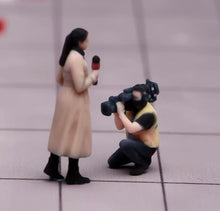 Load image into Gallery viewer, 1:64 Painted Figure Model Miniature Resin Diorama street interview Host Camera B