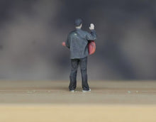 Load image into Gallery viewer, 1:64 Painted Figure Model Miniature Resin Diorama Sand Man Boy With Guitar Sing