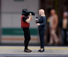 Load image into Gallery viewer, 1:64 Painted Figure Model Miniature Resin Diorama street interview Host Camera