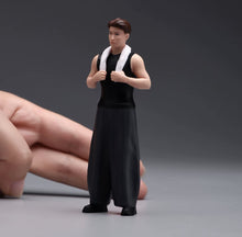 Load image into Gallery viewer, 1:24 Painted Figure Model Miniature Resin Diorama Mechanic Worker Man Towel Boy