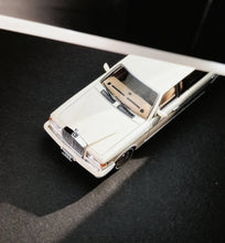 Load image into Gallery viewer, GFCC 1:64 White 1998 Silver Spur Park Ward Luxury Model Diecast Metal Car New Collection