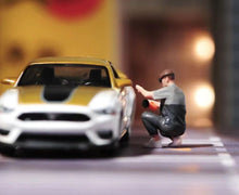 Load image into Gallery viewer, 1:64 Painted Figure Model Miniature Resin Diorama Sand Car Polishing Worker Man Collection
