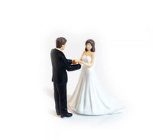 Load image into Gallery viewer, 1:64 Painted Figure Mini Model Miniature Resin Diorama Set Wedding Couple Sand